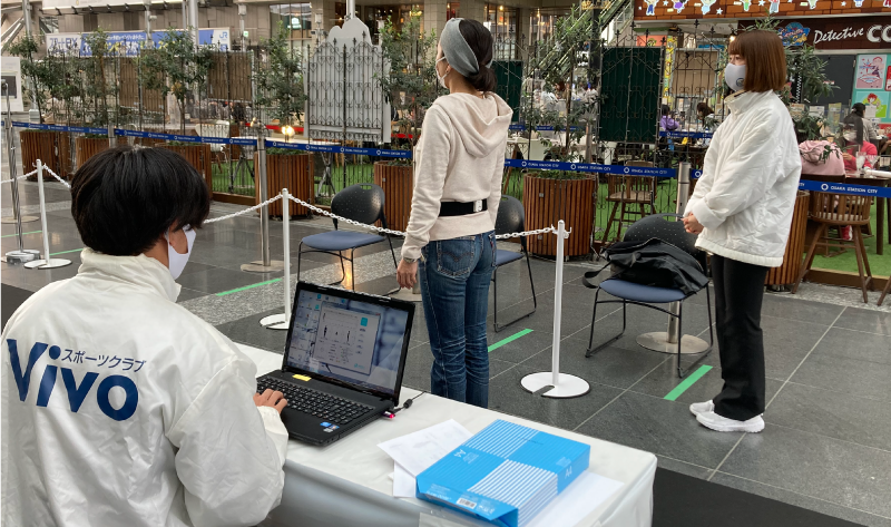 手を合わせて一致団結している写真