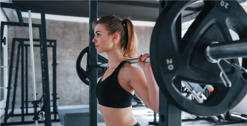 女性がトレーニングをしている写真