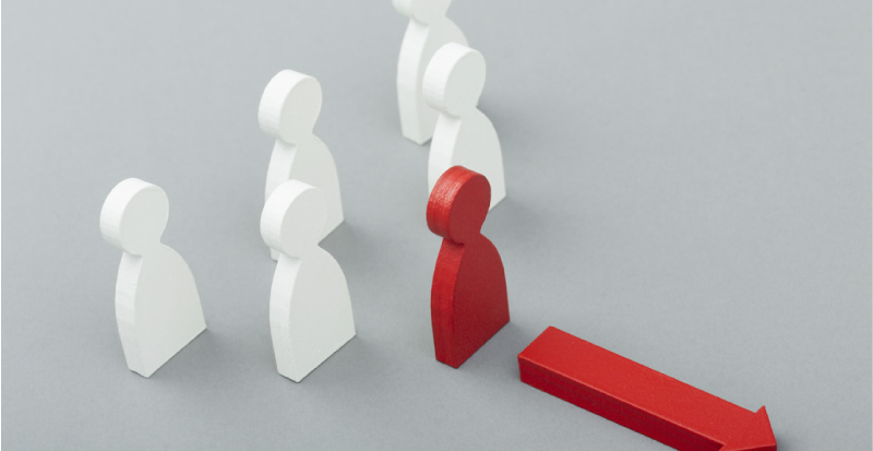 先へ行く人形の画像