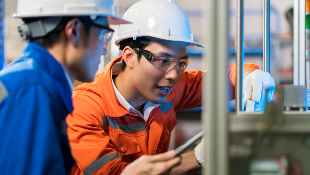 商品の製造をしている従業員の写真